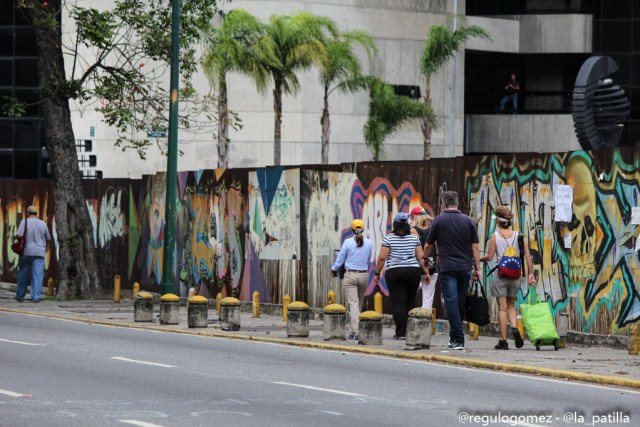 Con banderas, cruces y bajo la lluvia los opositores se plantaron en Caracas.