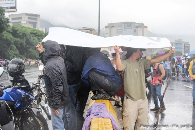 Con banderas, cruces y bajo la lluvia los opositores se plantaron en Caracas.