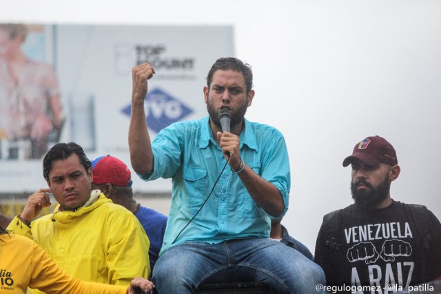 Con banderas, cruces y bajo la lluvia los opositores se plantaron en Caracas.