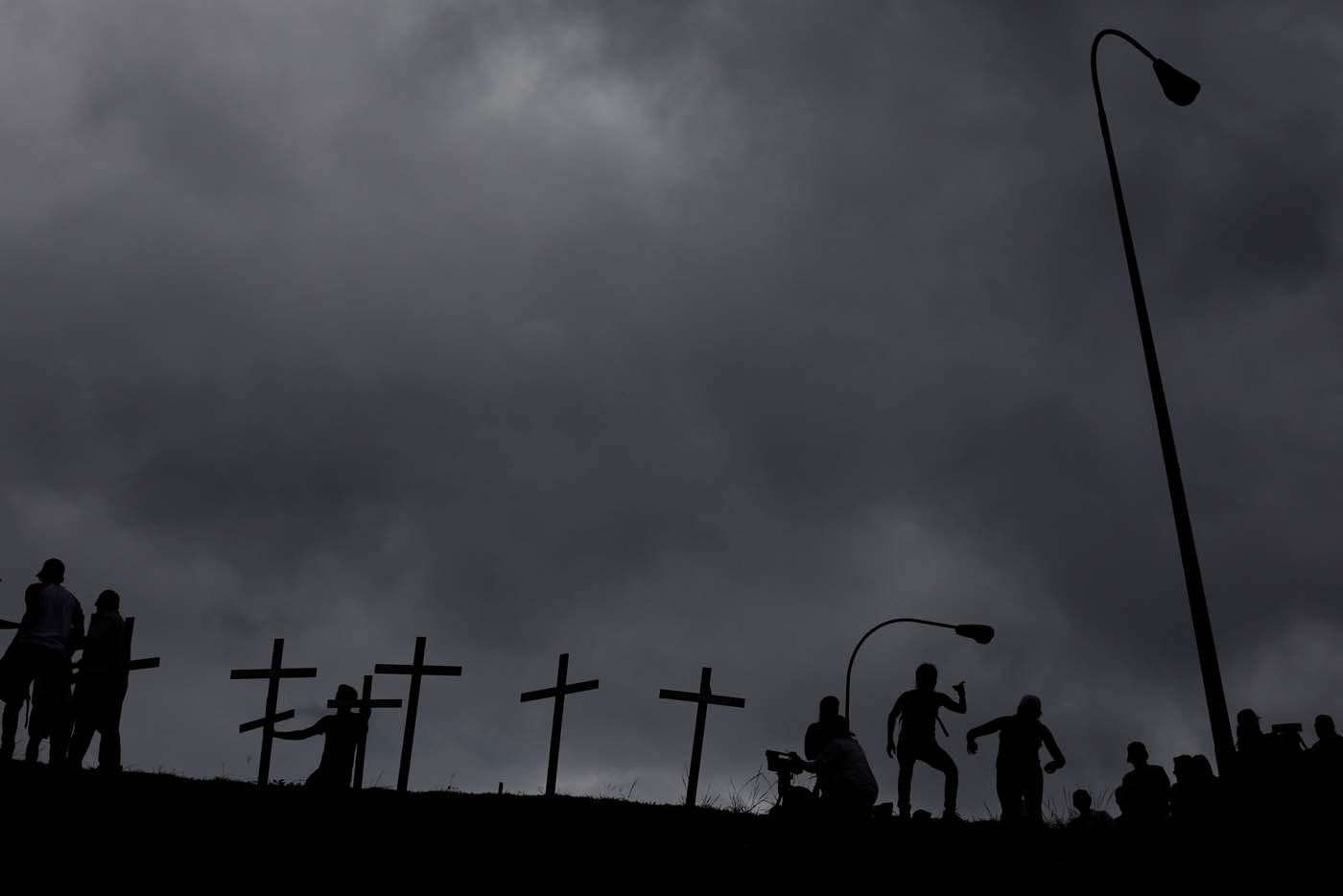 Cruces con los nombres de los caídos fueron colocadas en el Distribuidor Altamira (Fotos)