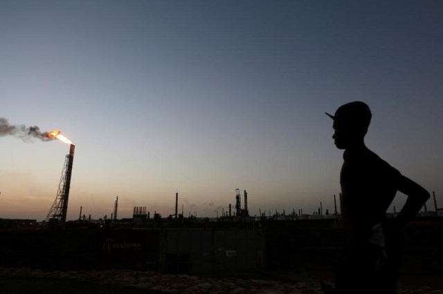 Un hombre esta parado cerca de la refinería Cardón, en Punto Fijo, Venezuela.  22 de julio 2016. Foto: Reuters/Carlos Jasso/Archivo