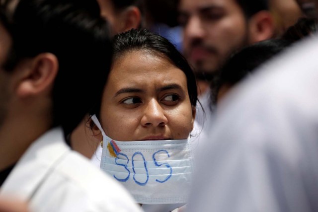 Healthcare workers and opposition supporters protest against Venezuelan President Nicolas Maduro's government in Caracas, Venezuela, May 17, 2017. REUTERS/Carlos Barria