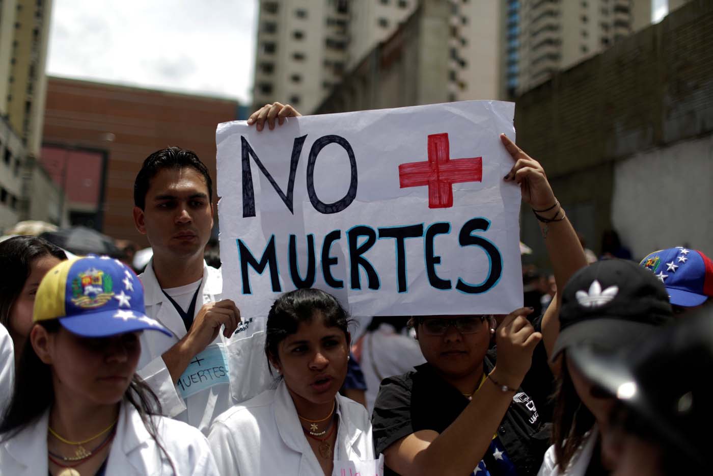 Médicos enfrentan suspensiones, destituciones y renuncias forzadas por hacer denuncias