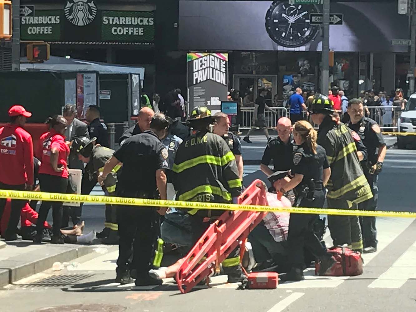 Al menos un muerto y 13 heridos en atropello masivo en Times Square (fotos)