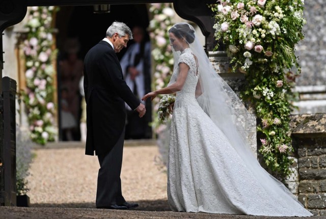 Pippa Middleton, the sister of Britain's Catherine, Duchess of Cambridge, arrives with her father Michael Middleton for her wedding to James Matthews at St Mark's Church in Englefield, west of London, on May 20, 2017. REUTERS/Justin Tallis/Pool