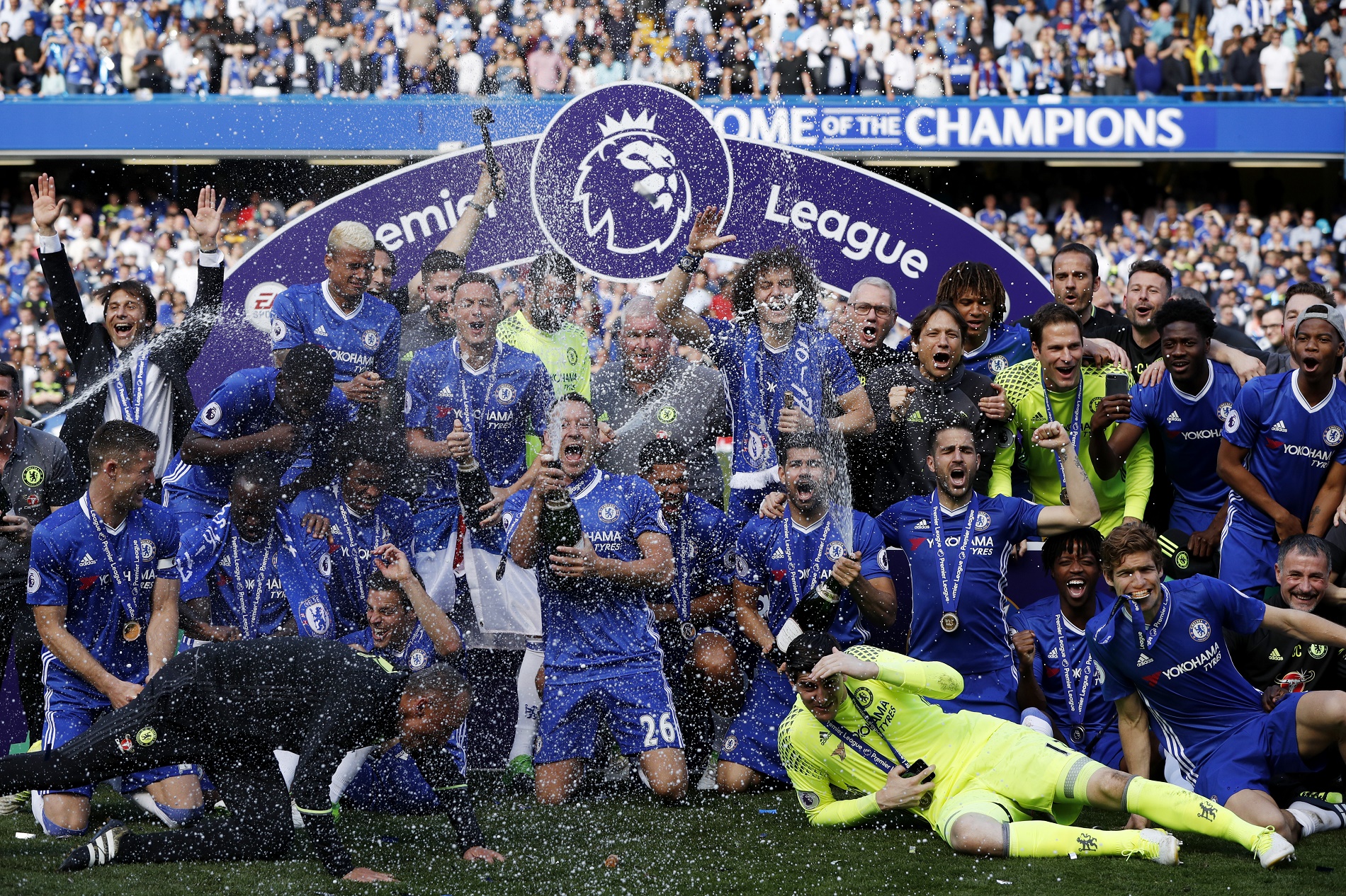 El Chelsea recibe el título de campeón tras golear al Sunderland