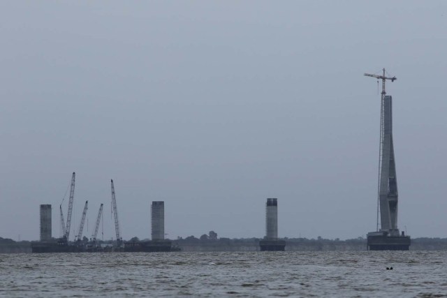 A view of a construction site by Odebrecht of the third bridge over the Orinoco River is seen in Caicara del Orinoco, Venezuela March 21, 2017. Picture taken March 21, 2017 REUTERS/William Urdaneta