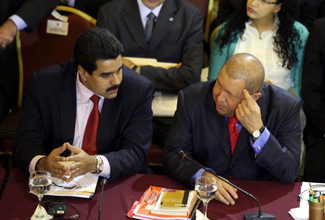 MON42. MONTEVIDEO (URUGUAY), 20/12/2011.- El presidente de Venezuela, Hugo Chávez (d), y su ministro de Relaciones Exteriores, Nicolás Maduro (i), participan hoy, martes 20 de diciembre de 2011, en la XLII cumbre de presidentes del Mercado Común del Sur (Mercosur), en Montevideo (Uruguay). EFE/Iván Franco