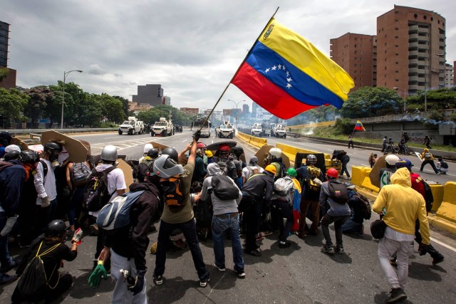 CAR021. CARACAS (VENEZUELA), 03/05/2017 - Participantes de una manifestación se enfrentan con miembros de la Guardia Bolivariana hoy, miércoles 3 de mayo de 2017, en Caracas (Venezuela). La Guardia Nacional Bolivariana (GNB, policía militarizada) de Venezuela dispersó hoy con gases lacrimógenos una movilización opositora en el este de Caracas que pretendía llegar hasta la sede de la Asamblea Nacional (AN, Parlamento), ubicada en el centro de la capital. EFE/MIGUEL GUTIERREZ