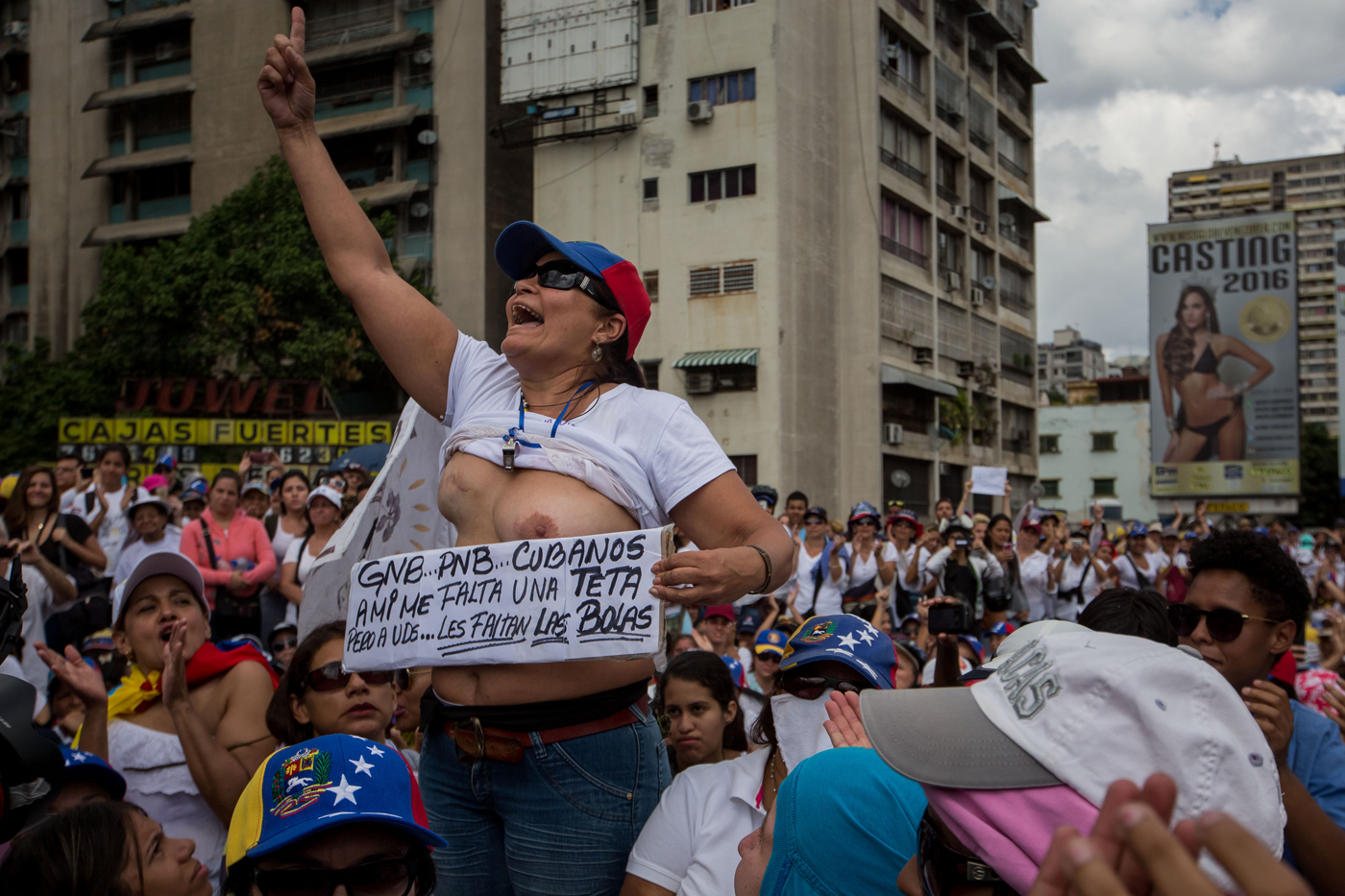 “A ustedes le faltan las bolas” … El CONTUNDENTE mensaje de una mujer este #6May a la GNB y PNB