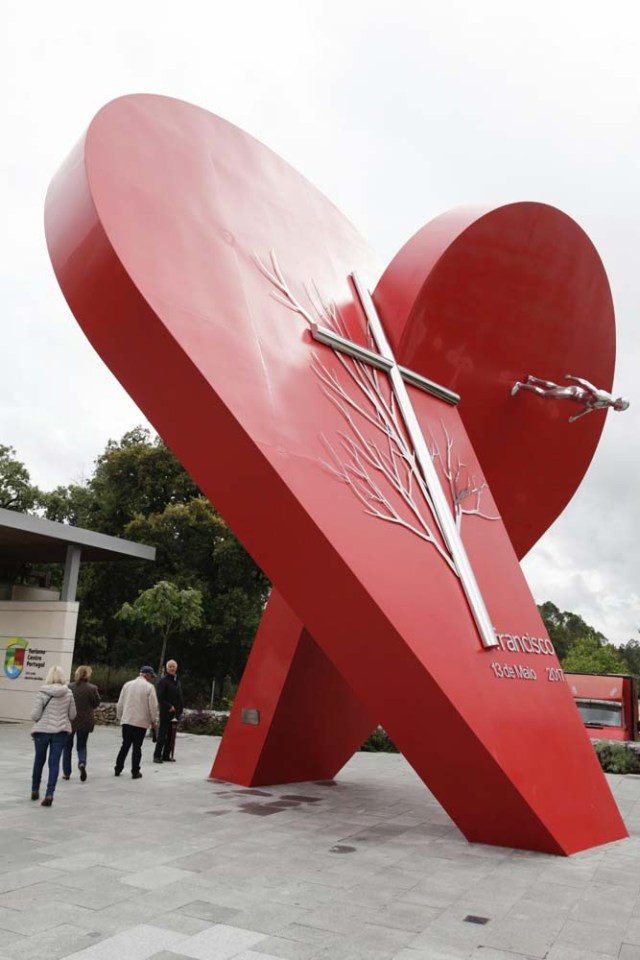 PAC01 FÁTIMA (PORTUGAL), 10/05/2017.- Vista de una escultura en forma de corazón en el santuario de Fátima, Portugal, hoy, 10 de mayo de 2017. El papa Francisco afirmó hoy durante la audiencia que en su visita los próximo viernes y sábado al santuario de Fátima pondrá en manos de la Virgen "el destino temporal y eterno de la humanidad". EFE/Paulo Cunha