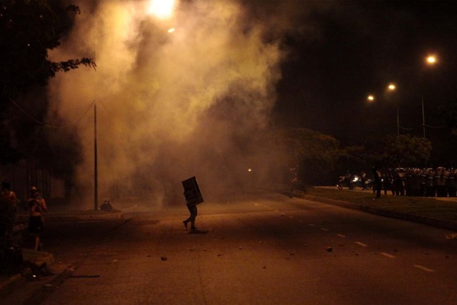 CAR001. BARQUISIMETO (VENEZUELA), 15/05/2017.- Un grupo de manifestantes participa en una protesta contra el Gobierno Nacional hoy, lunes 15 de mayo de 2017, en la ciudad de Barquisimeto (Venezuela). EFE/PASQUALE GIORGIO