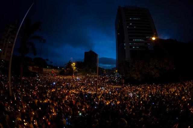 Desafiando la roja oscuridad, Venezuela se manifiesta en honor a los caídos en protestas Foto: EFE