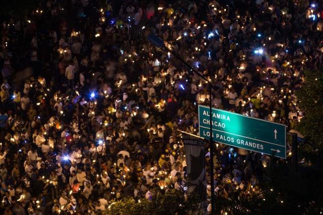 Desafiando la roja oscuridad, Venezuela se manifiesta en honor a los caídos en protestas Foto: EFE