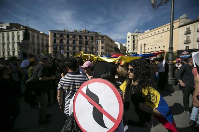 Casi un millar de opositores al gobierno venezolano se han concentrado hoy en la madrileña Plaza de Isabel II para solicitar a la comunidad internacional una mayor condena al presidente de su país Nicolás Maduro. EFE/Santi Donaire