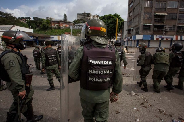 VEN034. CARACAS (VENEZUELA), 24/05/2017-. EFE/MIGUEL GUTIERREZ[/caption]
 

Vendedores ambulantes de la autopista Francisco Fajardo denunciaron el robo de mercancia por parte de funcionarios de la Guardia Nacional Bolivariana.

A través de un video colgado en la red social Twitter, se puede apreciar el testimonio de uno de estos comerciantes, en que afirma que la GNB llegó diciendo 