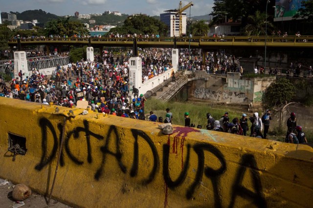 CAR131. CARACAS (VENEZUELA), 27/05/2017.- Manifestantes se enfrentan a integrantes de la Guardia Nacional Bolivariana (GNB) hoy, sábado 27 de mayo de 2017, en Caracas (Venezuela). Una concentración que se desarrollaba en el este de la capital venezolana para recordar los 10 años de la salida del aire del canal privado Radio Caracas Televisión (RCTV) fue suspendida luego de que se registraran en un autopista cercana choques entre cuerpos de seguridad y manifestantes. EFE/MIGUEL GUTIÉRREZ