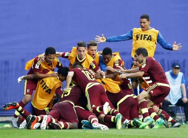 Jugadores de la selección Sub-20 de venezuela celebran tras marcar el gol del 1-0 durante su partido ante Japón en los octavos de final del Mundial de fútbol Sub-20 en Daejeon (Corea del Sur) hoy, 30 de mayo de 2017. EFE/Kim Hee-Chul