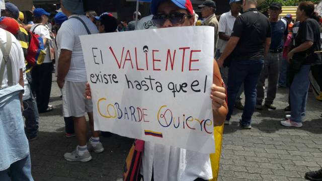 Abuelos se concentran en la Plaza Brión para marchar hasta la Defensoría del Pueblo / Foto: Eduardo Ríos