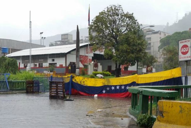 Montan barricada en La Trinidad este #23May (Fotos)