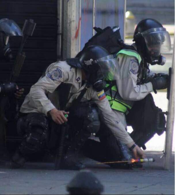 Con cohetones y proyectiles de metal la PNB reprimió a manifestantes este #20May (VIDEO)