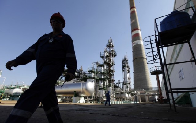 Trabajadores caminan en la refinería Cienfuegos en el sudeste de La Habana. 7 de febrero de 2013. Las exportaciones cubanas de productos refinados de petróleo cayeron alrededor de un 97 por ciento entre 2013 y 2016, según un informe de Naciones Unidas publicado esta semana, lo que refleja la baja de los suministros de su aliado político Venezuela. REUTERS/Desmond Boylan