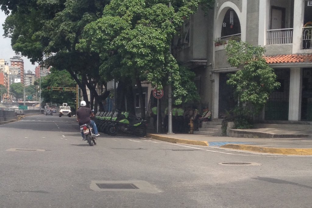 Tanquetas y policías esperan a las mujeres en la avenida Libertador (fotos)