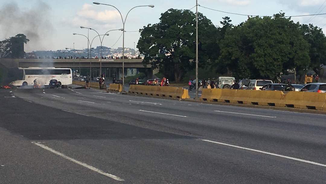 Manifestantes trancan el Distribuidor Altamira (Fotos)