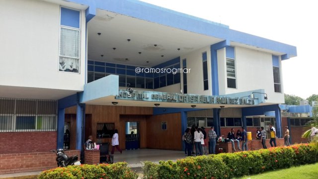 Familiares de Oriana Wadskier siguen apostados a las afueras del Hospital Israel Ranuárez Balza de SJM. Foto: @Ramosrogmar 