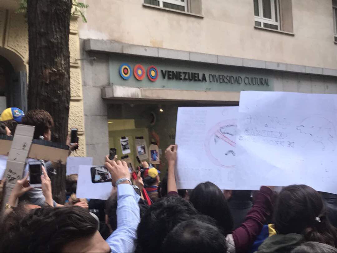 Isea acusó a venezolanos que protestaron frente a embajada en Madrid de tenerlo “secuestrado”