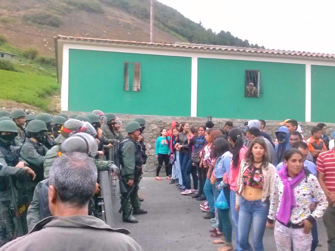 Gochos de Pueblo Llano corrieron a efectivos de la GN tras la represión de este #13May (Videos)