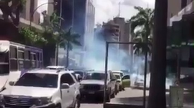 Un conductor colabora con la resistencia, se baja del carro y devuelve una bomba lacrimógena (Video)