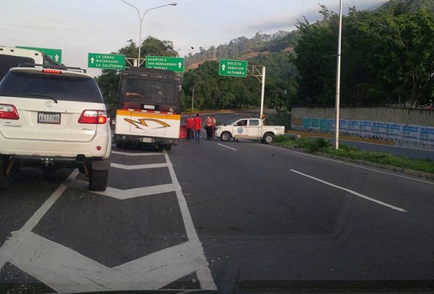 Cierre de los accesos a la Cota Mil por la PNB genera fuerte retraso vehicular (FOTO)