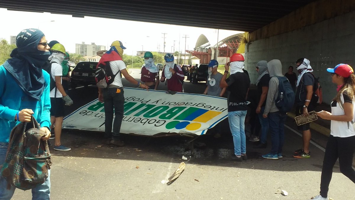 Manifestantes tumbaron valla de la gobernación de Bolívar en Guayana (VIDEO)