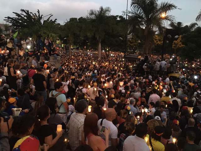 Concentración por los caídos en Parque Cristal. Foto: Eduardo de la Concha /LaPatilla