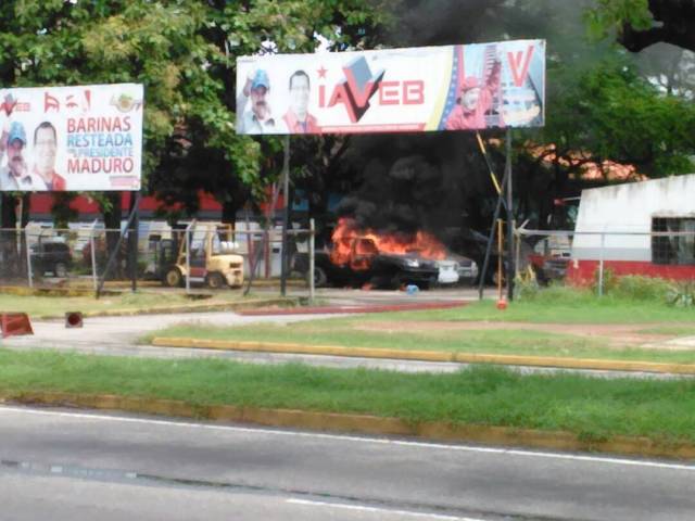 Quemaron vehìculos en las instalaciones del Iaveb - Barinas. Foto: @rsanz777