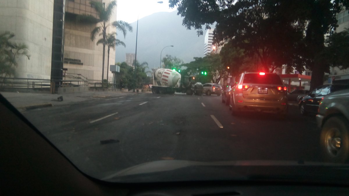 Trancado el paso a la altura de la Torre Británica en Altamira por camión quemado #23May (Foto)