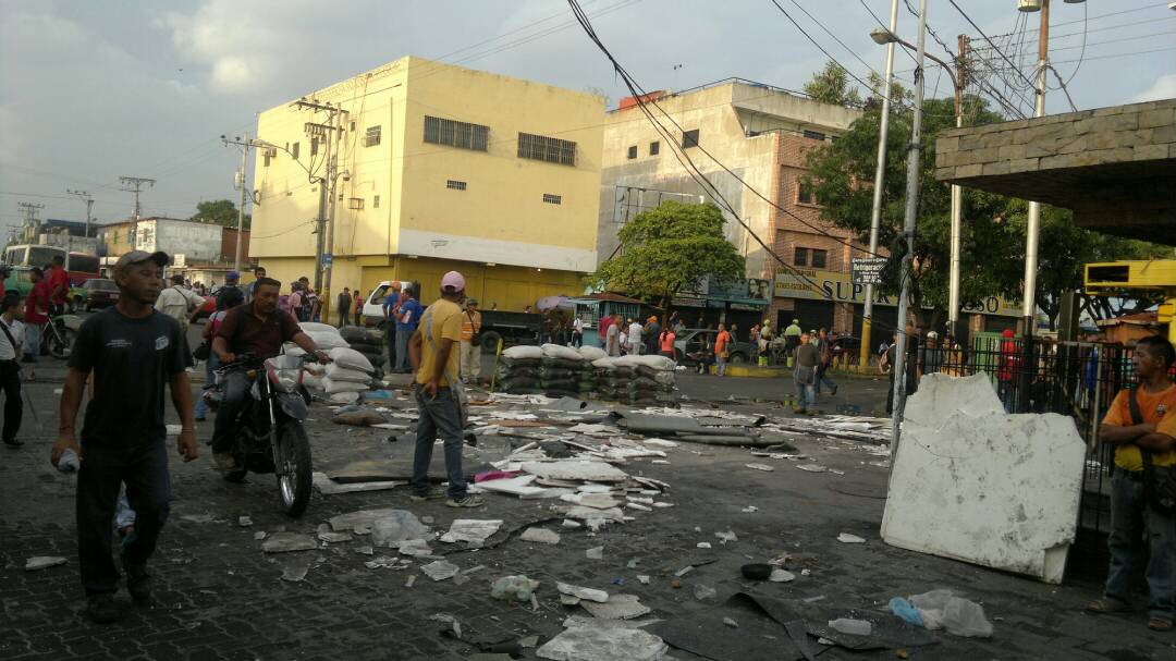 Con destrozos amaneció el Boulevard 5 de Julio en Barcelona #23May (Fotos)