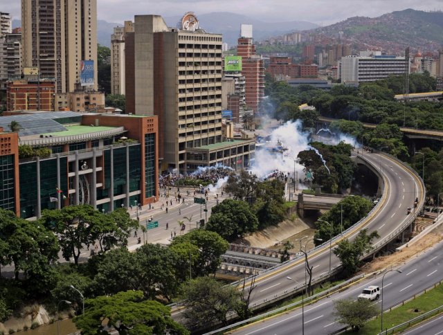 Funcionarios lanzan bombas lacrimógenas a manifestantes que se dirigían al CNE / Foto: @GiovaniChaconTw 