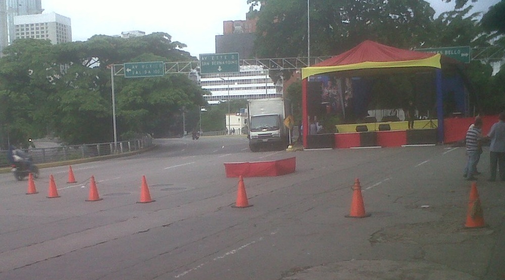 Cerrada la Av. Libertador por tarima roja frente a Cantv #31May (Foto)