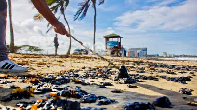 Restos de petróleo llegan a La Caracola. / Foto: DANIEL RAMIREZ | @fotodan42