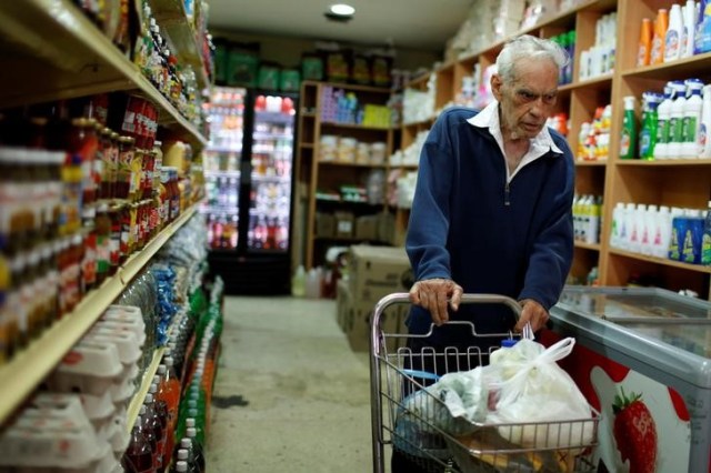 Una persona realizando compras en un supermercado en Caracas, mar 9, 2017. Los precios en Venezuela casi se han duplicado en los primeros cuatro meses del año, según un cálculo de la Asamblea Nacional, que busca suplir el vacío que dejaron el Banco Central y el Gobierno, que no han informado cifras oficiales de la economía desde hace más de un año. REUTERS/Carlos Garcia Rawlins