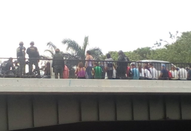 Jóvenes detenidos en el Distribuidor El Trigal, en Valencia, estado Carabobo este #10May / foto @LABC7 