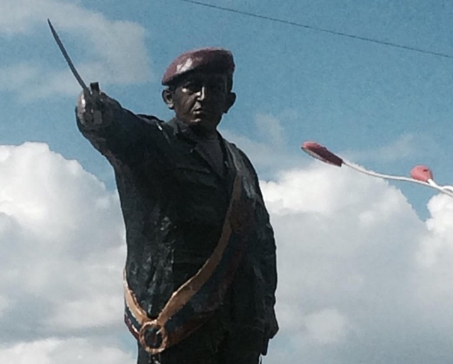 Estatua de Chávez en Pariaguán antes de ser derrumbada