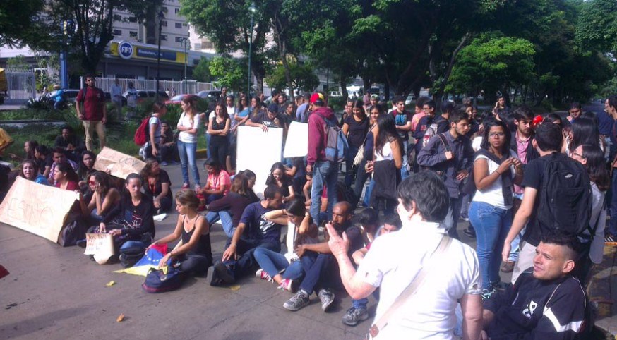 Estudiantes protestan frente a la UCV por el asesinato de Diego Arellano (Fotos)