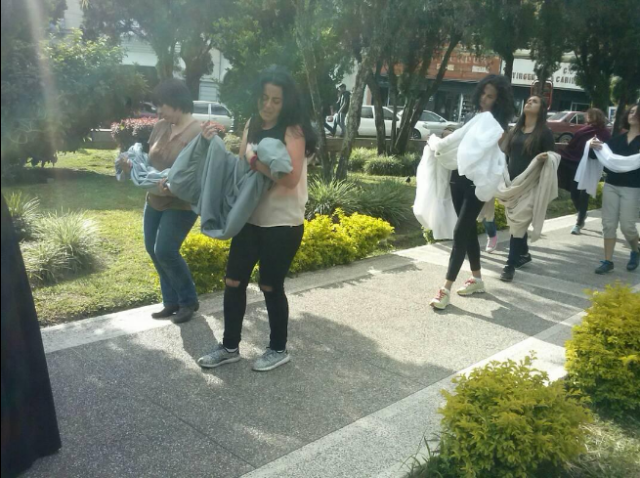 Estudiantes ULA escenifican el dolor de las madres por sus hijos muertos / Foto: @leoperiodista