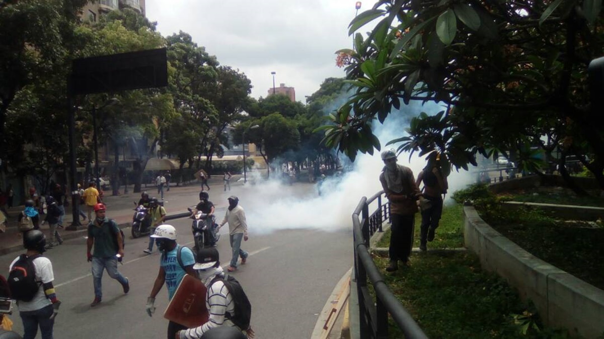 Con lacrimógenas reprimen a manifestantes que pretendían llegar al ministerio de Educación #8May