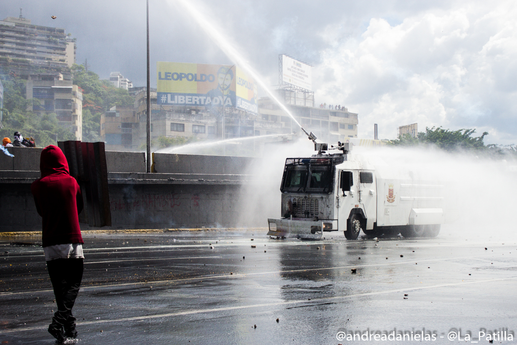 Reprimen a manifestantes que marchaban hacia la Defensoría del Pueblo #29May