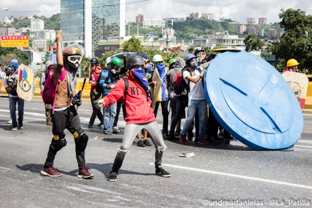 Una fuerte represión se ejecutó este lunes en la Fajardo. Foto: Andrea Sandoval / LaPatilla.com