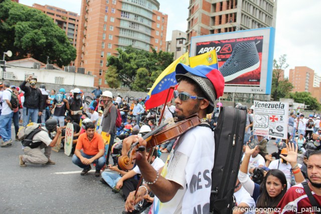 El violinista fue atacado brutalmente por una ballena de la GN. Foto: Régulo Gómez / LaPatilla.com